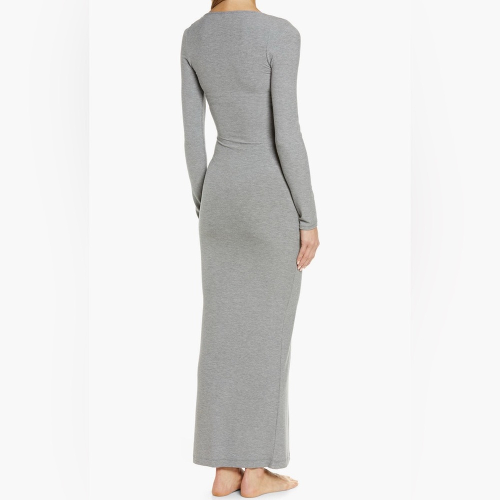 SKIMS Soft lounge sleeve dress
Worn once, stretchy, comfy
